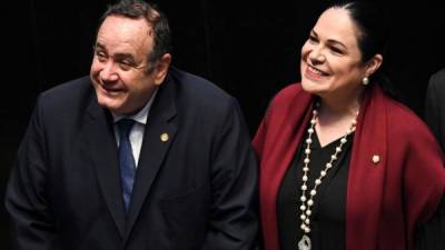 El presidente de Guatemala Alejandro Giammattei dialoga junto a la presidenta de la Mesa Directiva del Senado Mexicano, Mónica Fernández. Foto: AFP