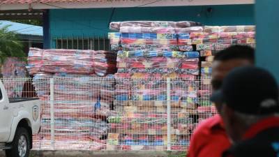 Cientos de colchonetas fueron llevadas a la Villa Olímpica anoche.
