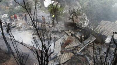 El incendio destruyó las ocho viviendas a pesar de la acción de los bomberos.