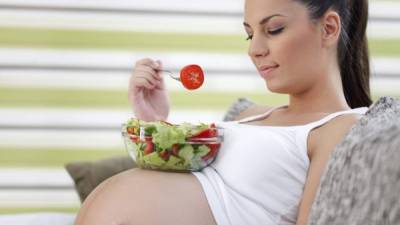 Antes de embarazarse la mujer debe seguir una dieta balanceada y hacer ejercicio, para evitar la diabetes gestacional.