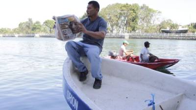 El pescador de Puerto Cortés, Gabriel Sandoval (45), lee ALERO en la bahía porteña.