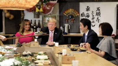 Donald y Melania Trump viajaron a Japón este fin de semana en una visita de Estado a uno de los aliados de Washington, el primer ministro de Japón, Shinzo Abe, amigo personal de la pareja presidencial de EEUU.