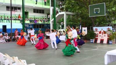 El cuadro de danza del Instituto Tecnológico Sampedrano se hizo presente y encantó a todos con sus asombrosos pasos.