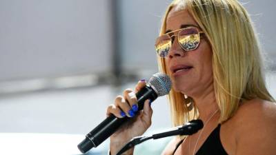 La cantante Melina León habla durante un tributo a las víctimas de la masacre en el Club Pulse en Orlando (EE.UU.), en 2016. EFE