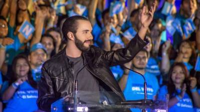 Conocido como 'el golondrino', por el emblema de su partido, Nayib Bukele, el exalcalde de San Salvador, logró consolidarse como favorito para las elecciones presidenciales del domingo, con un discurso irreverente ante la desgastada política tradicional.