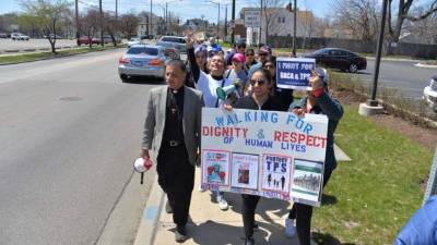 Beneficiarios de los programas TPS y DACA cuando iniciarion una marcha a Washington desde Aurora el 28 de abril del 2018. (EFE)