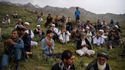Amigos y parientes del fotógrafo de AFP, Shah Marai.