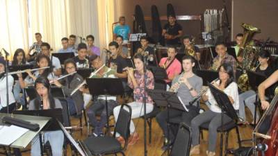 Los jóvenes de la Banda Sinfónica durante los ensayos de la música para el filme.