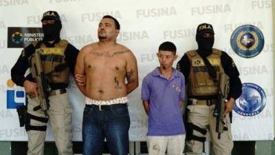 La Policía antiextorsión le dio seguimiento a los dos sujetos que fueron capturados en la aldea La Jutosa.