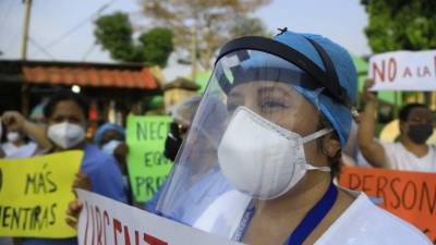 Personal de salud ingresando al hospital del Seguro Social y una enfermera protestando por equipo de protección. Foto: Melvin Cubas.
