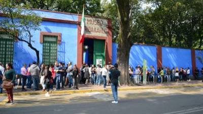 200 mil turistas nacionales y extranjeros visitan cada año el Museo de Frida Kahlo. Las autoridades de turismo prevén que esa cifra será superada este año.