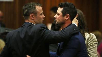 Oscar Pistorius junto a su hermano Carl Pistorius.