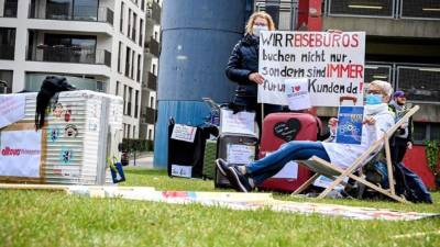 Empleados de agencias de viajes, operadores turísticos y compañías de autobuses demuestran que demandan apoyo y rescate para su industria en Düsseldorf, Alemania, el 29 de abril de 2020, durante la enfermedad por coronavirus (COVID-19) pandemia. EFE / EPA