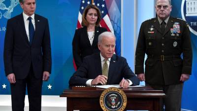 Biden firmó un paquete de ayudas valorado en 800 millones de dólares a petición del presidente ucraniano, Volodimir Zelenski.