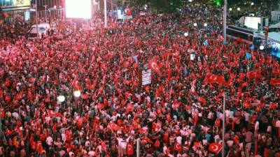 Miles de partidarios del presidente turco Recep Tayyip Erdogan se reunieron ayer en Estambul para expresarle su apoyo tras el intento de golpe de Estado de un grupo de militares