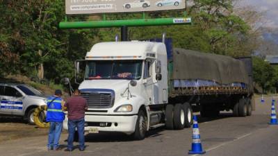 Labor. Inspectores del Instituto Hondureño de Transporte verifican una unidad de carga.