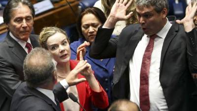 En la jornada de ayer se enfrascaron en una discusión Lindbergh Farias y Gleisi Hoffmann contra el presidente del Senado Renan Calheiros. Foto: AFP/Marcelo Camargo