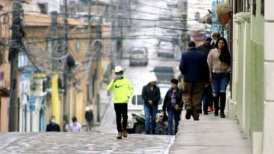 Temperaturas de 19 grados sintieron ayer los pobladores de Santa Rosa de Copán. Foto: Mariela Tejeda.