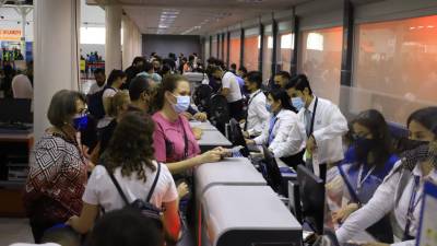 Miles de personas circulan por el aeropuerto Villeda Morales todos los días.