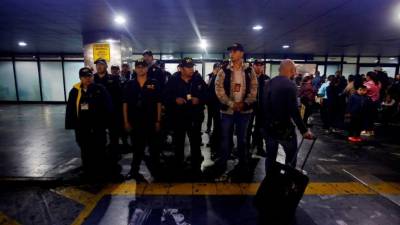 Agentes del Ministerio Público en el aeropuerto La Aurora para tratar de cumplir la orden de la Corte de Constitucionalidad de Guatemala y dejar ingresar al investigador de la CICIG, Yilen Osorio, quien fue retenido por la Policía guatemalteca a su entrada al país.