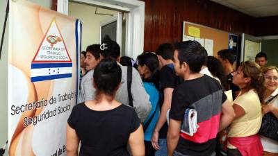 Cientos de ciudadanos acuden a diario a la Secretaría del Trabajo con la esperanza de ser contratados.