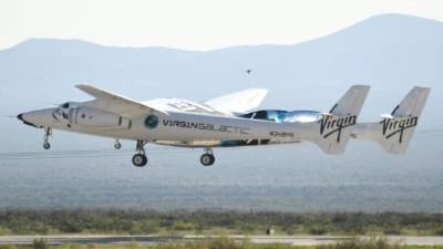 Un enorme avión de transporte realizó un despegue horizontal y ascenderá durante cerca de una hora hasta una altitud de 15 kilómetros, antes de soltar el avión espacial que lleva adosado, el VSS Unity.//AFP.
