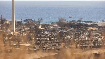 Los restos carbonizados de la localidad de Lahaina, donde se han encontrado al menos 98 muertos, se observan en Hawái.