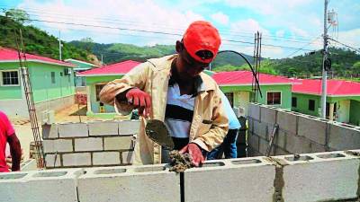 Un hombre pega bloques en la construcción de viviendas en Bosques de Jucutuma. Foto: Melvin Cubas.