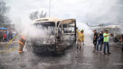Jóvenes encapuchados que manifestaron ser estudiantes de la Universidad Nacional Autónoma de Honduras (Unah) en Tegucigalpa, de movimientos independientes, quemaron tres buses esta tarde.