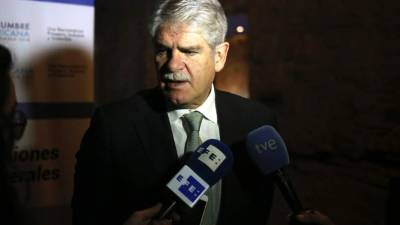 El ministro de Asuntos Exteriores y Cooperación de España, Alfonso María Dastis, habla hoy, miércoles 6 de diciembre de 2017, en Antigua Guatemala (Guatemala). EFE