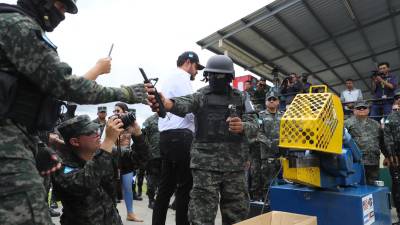 La Policía Militar del Orden Público (PMOP) presentó este lunes el arsenal de armas decomisadas en las primeras semanas de intervención en los centros penales de Honduras.