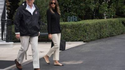 US President Donald Trump and First Lady Melania Trump depart the White House in Washington, DC, on September 14, 2017, for Florida. The Trumps will visit areas affected by Hurricane Irma. / AFP PHOTO / NICHOLAS KAMM