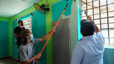 Empleados de Full Products pintan el CEB Azcona; Usula Rotary Club conoció ayer los centros y darán ayuda.