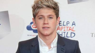 Niall Horan ha posado con los uniformes del Barcelona y Real Madrid.