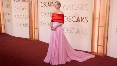 Tras los vestidos de brocado azul celeste de Dior, los esculturales vestidos de Balenciaga y las nacaradas creaciones de Bottega Veneta, la última parada en la gira de la actriz Jessie Buckley por la temporada de premios es Chanel