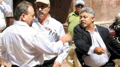 En octubre de 2010 fue denunciado por agresión a miembros de la Unión Cívica Democrática (UCD), Fernando Anduray y Jimmy Dacaret, en los bajos del Congreso Nacional. “Uno tiene que defenderse porque también vengo del barrio, soy chusma, como me dicen ellos, pero vengo de la barriada y no voy a dejar que me golpeen y me agredan, simplemente voy a reaccionar a los hechos violentos”, declaró Ponce, quien fue acusado de mandar a golpear al exdiputado Ramón Velásquez Nazar.