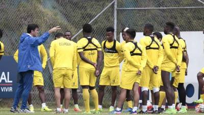 En la imagen el registro de un entrenamiento de la selección nacional de fútbol de Ecuador, bajo la dirección de Gustavo Quinteros (i), en Quito (Ecuador). EFE/Archivo