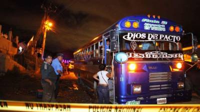 Dos sujetos fuertemente armados atacaron a los pasajeros de un bus urbano de Puerto Cortés, que cubre la ruta Zapadril, barrio Medina y el centro.
