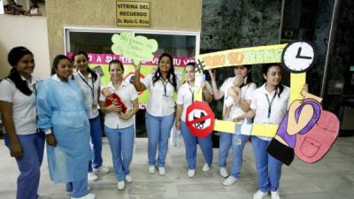 Estudiantes colaboran en prevención en el hospital Mario Rivas. Foto: Wendell Escoto