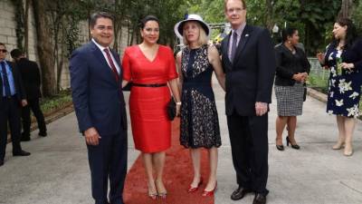 La pareja presidencial de Honduras: Juan Orlando Hernández y Ana García de Hernández, y la excelentísima pareja diplomática de EUA Kristin y James Nealon. Fotos: Andro Rodríguez.