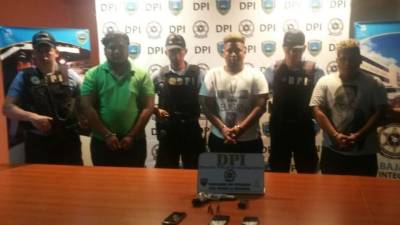 Los agentes decomisaron armas, celulares y un vehículo.