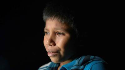 Oscar rompió en llanto al pisar territorio estadounidense tras realizar el viaje sólo desde Guatemala./AFP.