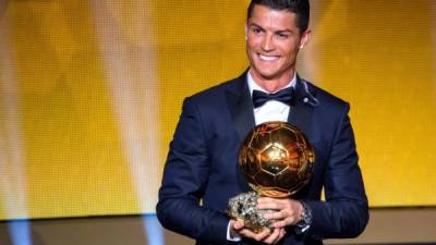 Cristiano Ronaldo, feliz con su tercer Balón de Oro.
