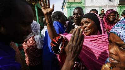 A picture taken on March 9, 2017 shows Sudanese people reacting after several prisoners were released from the Sudanese Cooper prison, north of the capital Khartoum.Sudanese President Omar al-Bashir had pardoned on March 8, 2017, 259 rebels captured in fighting with government forces in 2015, including 66 who had been sentenced to death. The move comes three days after a prominent insurgent group freed dozens of prisoners, mostly soldiers, it had also captured in fighting with government forces. / AFP PHOTO / ASHRAF SHAZLY