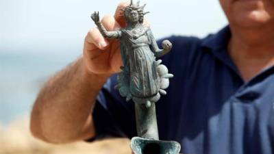 El director de la Unidad de Arqueología Marina de la Autoridad de Antigüedades de Israel (AAI), Jacob Sharvit, muestra hoy nuno de los objetos hallados en un pecio junto al puerto antiguo de Cesárea, en Israel. Foto EFE.