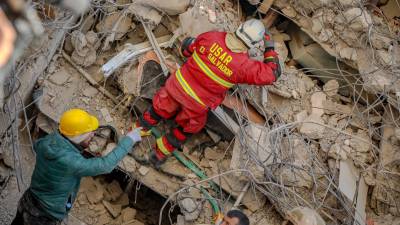 El equipo de rescate salvadoreño logró sacar con vida a dos personas de entre los escombros, informó Bukele.