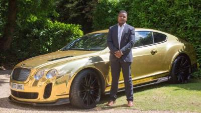 Una de las primeras cosas que Robert se compró al convertirse en multimillonario, fue un auto bañado de oro.