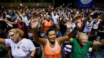 Fieles católicos participan en una vigilia en la catedral de Río de Janeiro (Brasil). EFE/Antonio Lacerda/Archivo