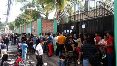 Son largas las filas que han hecho los padres de familia por lograr un cupo.