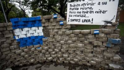 Vista de una barricada con la bandera de Nicaragua pintada frente a la Universidad Nacional Agraria (UNA) en Managua (Nicaragua). EFE